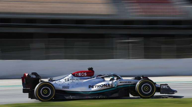 Mercedes trouxe solu&ccedil;&atilde;o ousada para a lateral do W13, aqui pilotado por Hamilton